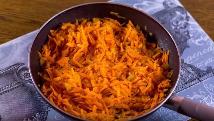 Freír las zanahorias con cebolla.