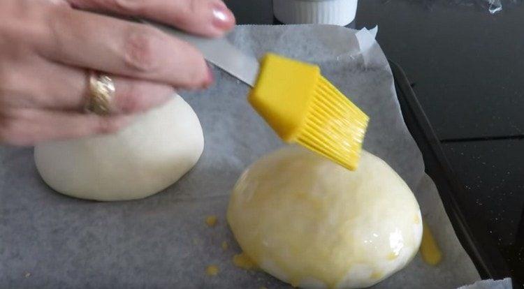 Buduće peciva namažite mješavinom žumanjka i mlijeka.