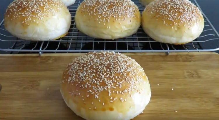 Such buns with sesame seeds are baked very quickly.