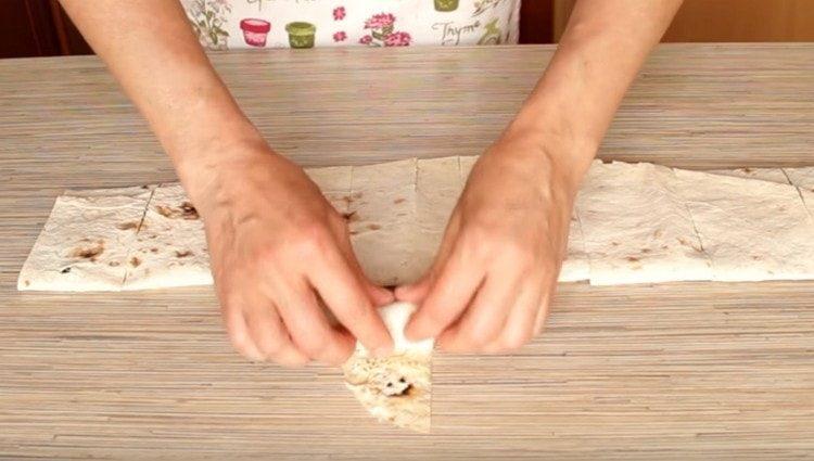 Izrežite pita kruh na komade, posljednji od njih može se valjati.