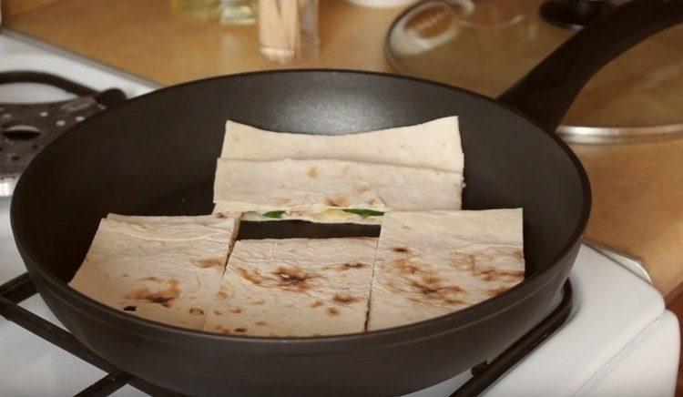 Faites frire les sandwichs pita dans une poêle sèche.