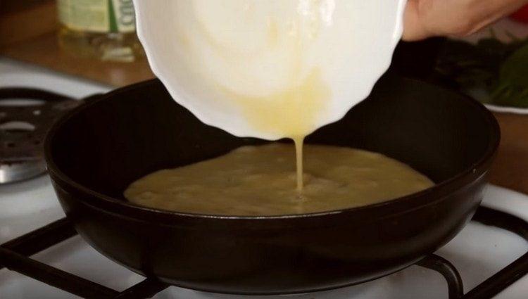 Faire frire une omelette d'un oeuf battu.