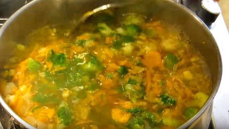 Voici une recette simple pour la soupe végétarienne.