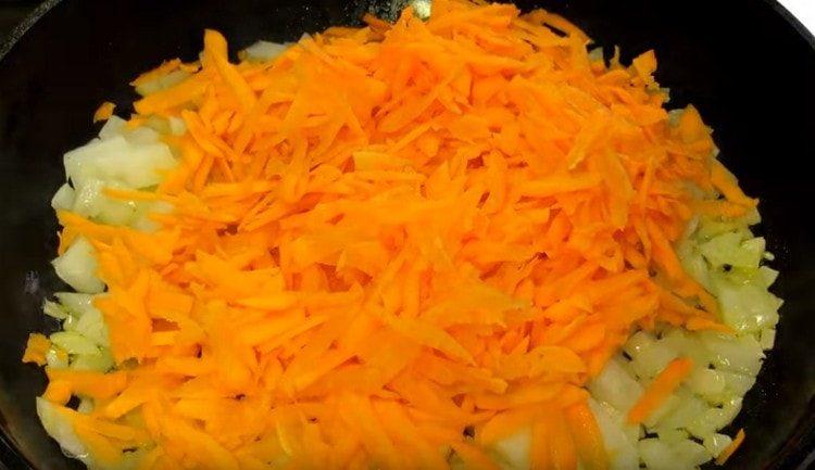 Étalez les oignons et les carottes dans une casserole.