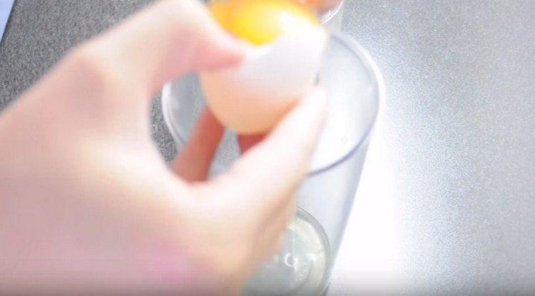 divide the eggs into proteins and yolks.