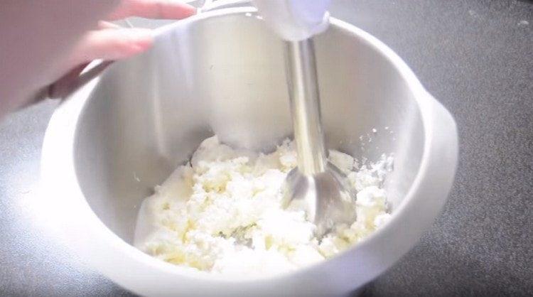 We interrupt the cottage cheese with a blender with sour cream.