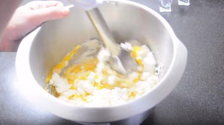 Add the yolks and mix the cottage cheese again.
