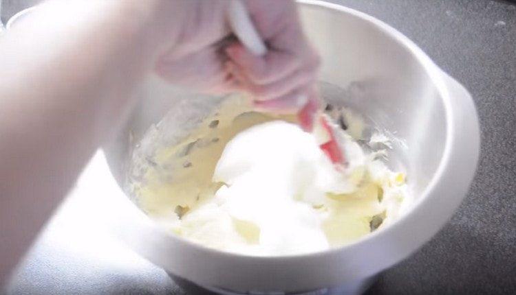 Huling idagdag ang latigo na protina sa masa ng curd.