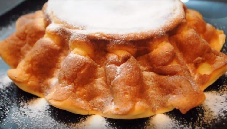 La casserole de caillebotte sera encore plus savoureuse si elle est saupoudrée de sucre en poudre au moment de servir.