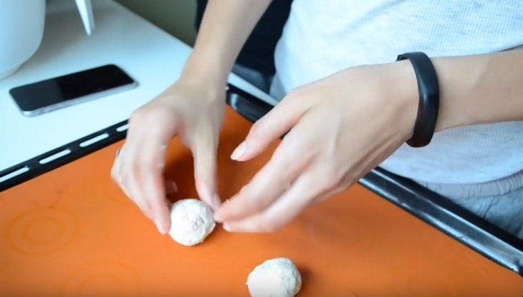 Roulez les boules de la pâte et étalez-les sur une plaque à pâtisserie.