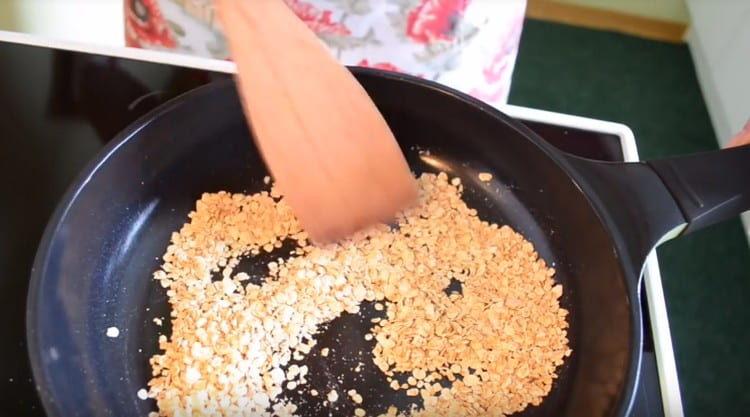 Oatmeal is lightly dried in a dry frying pan.