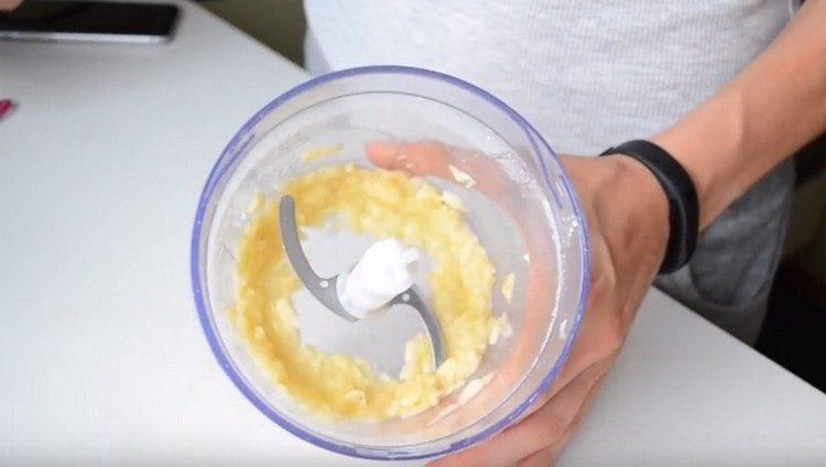 Moudre la moitié de la banane dans une purée de pommes de terre.