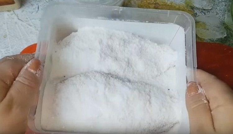Saupoudrez le filet de sel et laissez-le pendant une journée.