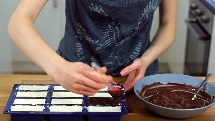 Cubrimos los espacios en blanco con glaseado de chocolate y lo ponemos en el congelador.