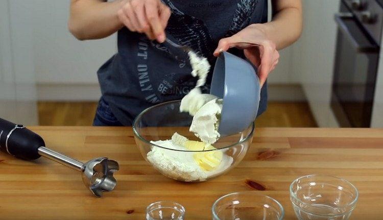 Mettez le sucre, le beurre et le fromage cottage dans un bol.