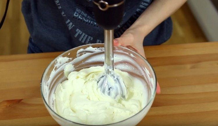 Interrumpimos la masa de cuajada con una licuadora para obtener una consistencia cremosa.