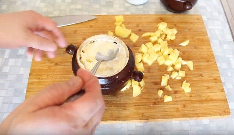 Lubrifiez la surface du plat avec de la mayonnaise.
