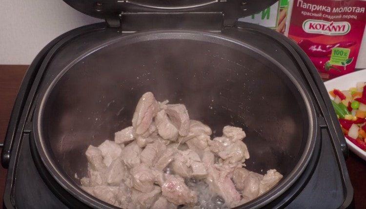 Fríe la carne en una olla de cocción lenta con la tapa abierta.