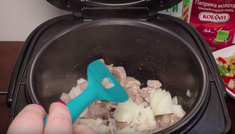 Add onion to the meat, mix.