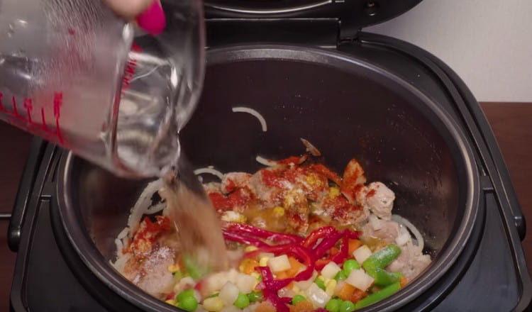 Pour the ingredients in a multicooker bowl with boiling water.