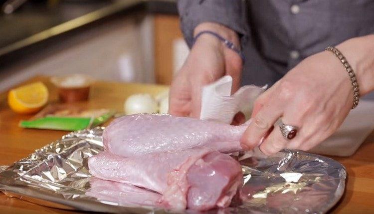 We wash the turkey drumsticks, spread on a baking sheet covered with foil.