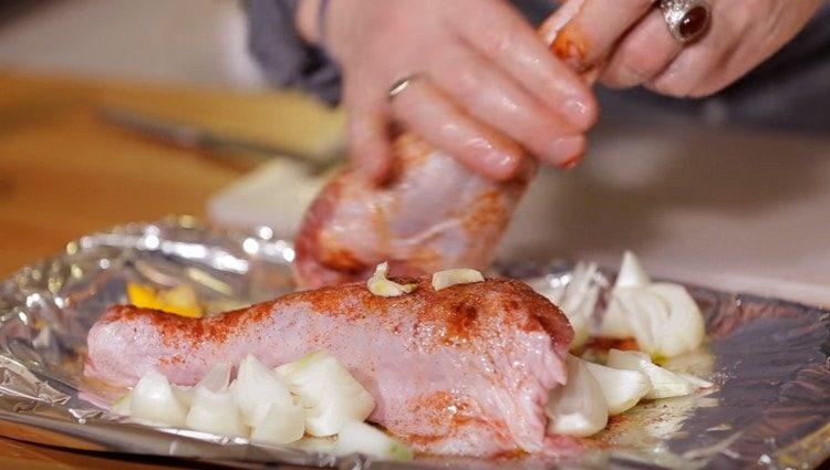 frotter les pilons de dinde avec la marinade obtenue.