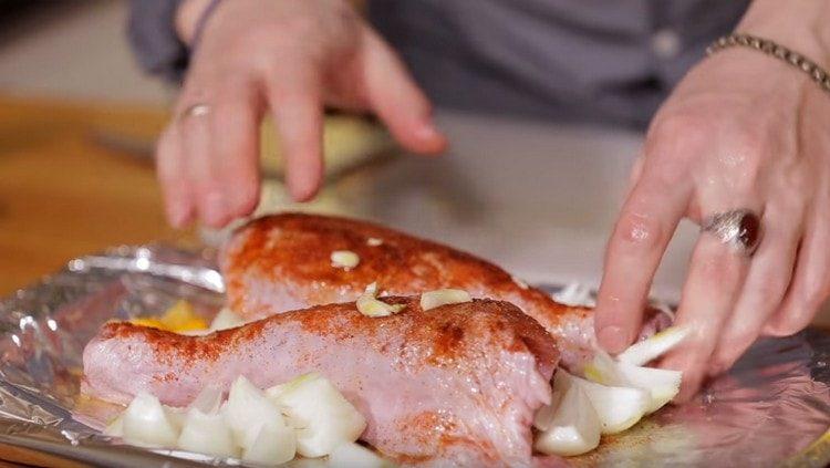 Cortar la cebolla y extenderla alrededor de las piernas.