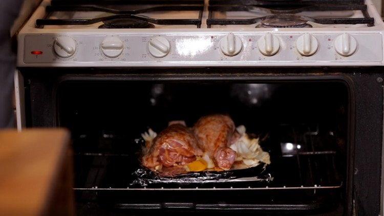 Ponemos una bandeja para hornear con aves en el horno.