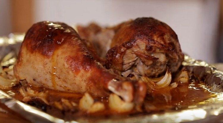 The turkey drumsticks prepared according to this recipe are juicy and aromatic.