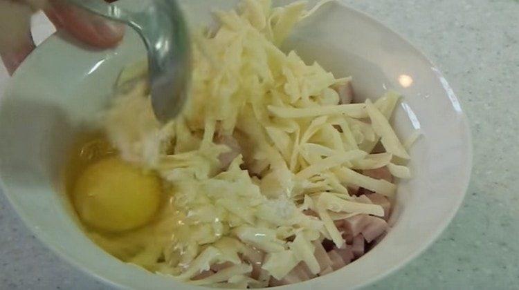 mélanger le fromage et la saucisse avec des œufs.