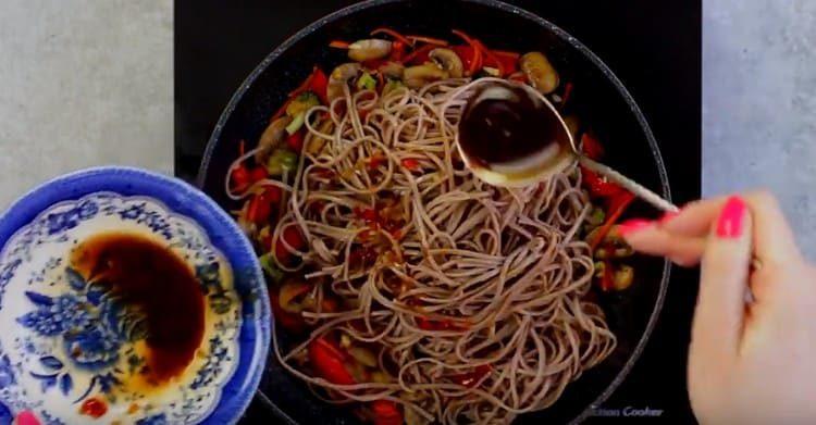 We spread the noodles in a pan to vegetables with mushrooms, add the sauce.