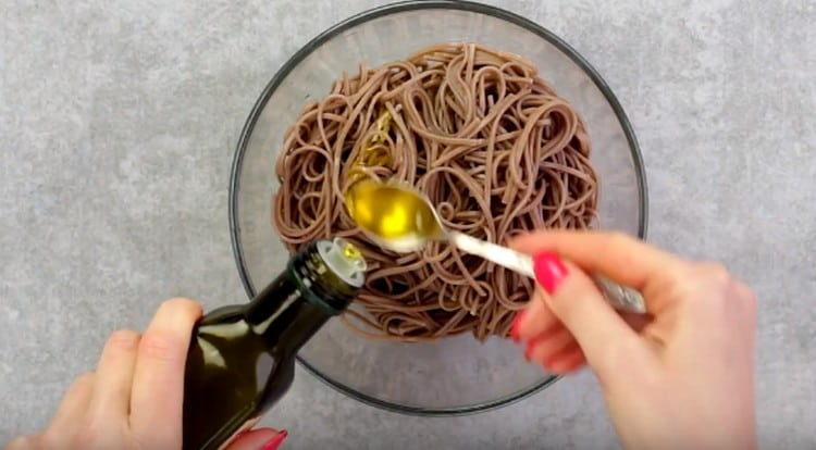 We fill the washed noodles with sesame or olive oil.