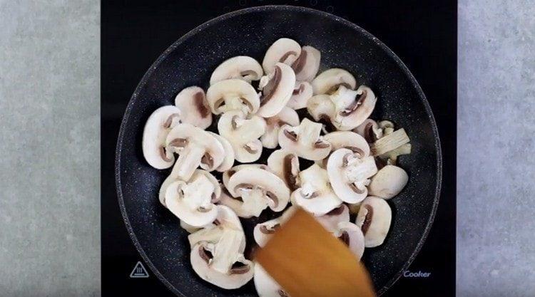 couper les champignons en lamelles et les faire frire dans une poêle.