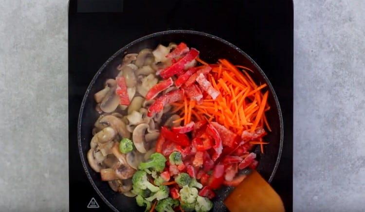 Agregue las zanahorias ralladas en un rallador coreano a los champiñones, otras verduras según lo desee.