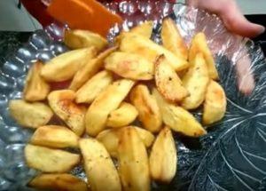 Pommes frites appétissantes au four: cuire selon la recette avec des photos étape par étape.