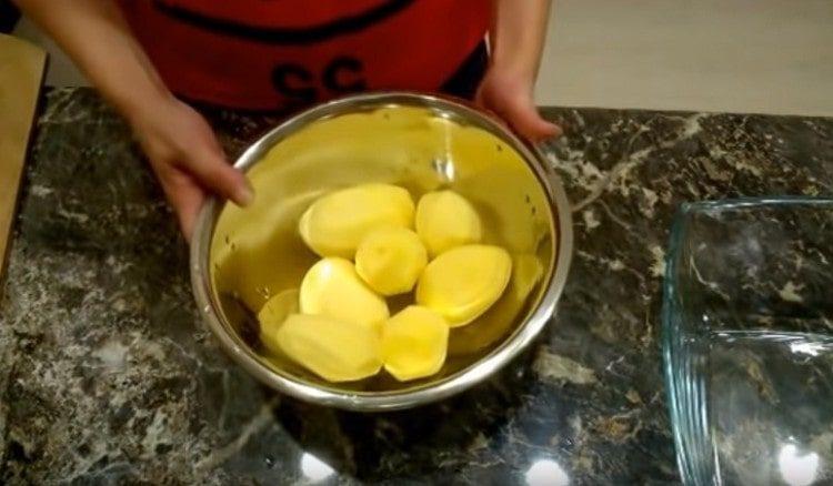 We clean and wash the potatoes.