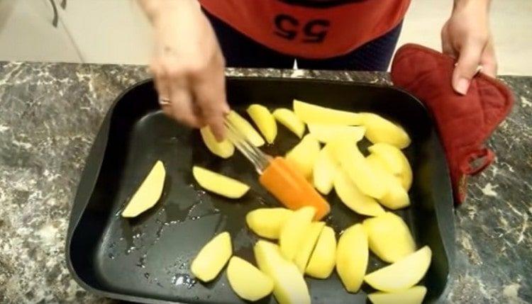 Après 10 minutes, mélangez les pommes de terre.