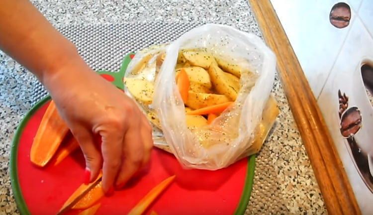 Corta las zanahorias en tiras y agrega las papas.