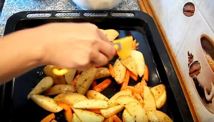 Nous étalons les pommes de terre aux carottes sur une plaque à pâtisserie graissée à l'huile végétale.