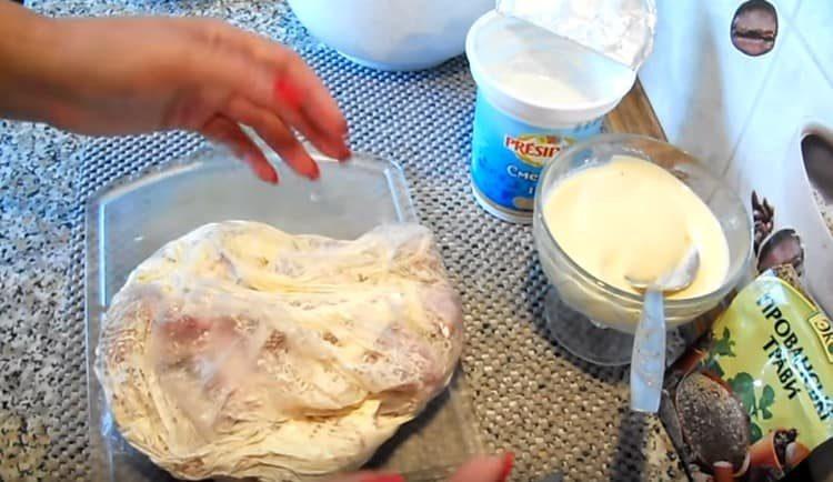Nous ajoutons également de la mayonnaise, nouez un sac et mélangez le tout.