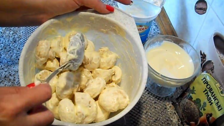 Stir the mushrooms with mayonnaise.