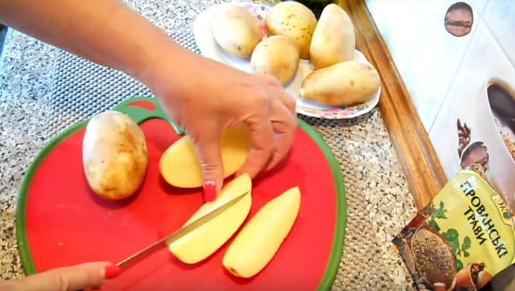 Wash the potatoes and cut them into slices.