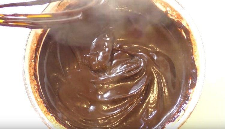 Dodajte maslac, pomiješajte i čokolada od vrhnja je gotova.