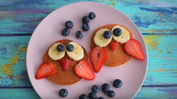 Tal desayuno para niños no solo es sabroso, sino también saludable.