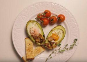 Cocinar un delicioso desayuno con aguacate: una receta simple y rápida con fotos paso a paso.