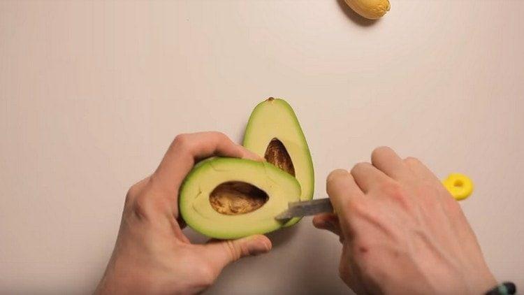 We remove the stone from the avocado and cut out part of the pulp.