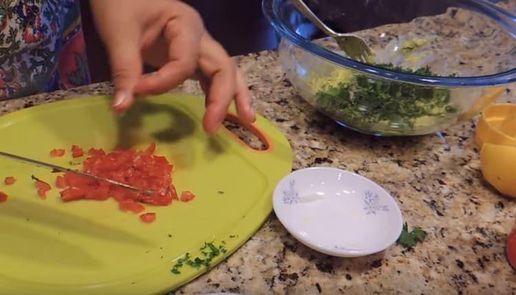 Couper la partie charnue de la tomate en un petit cube.