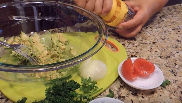 Squeeze lemon juice and add to avocado.