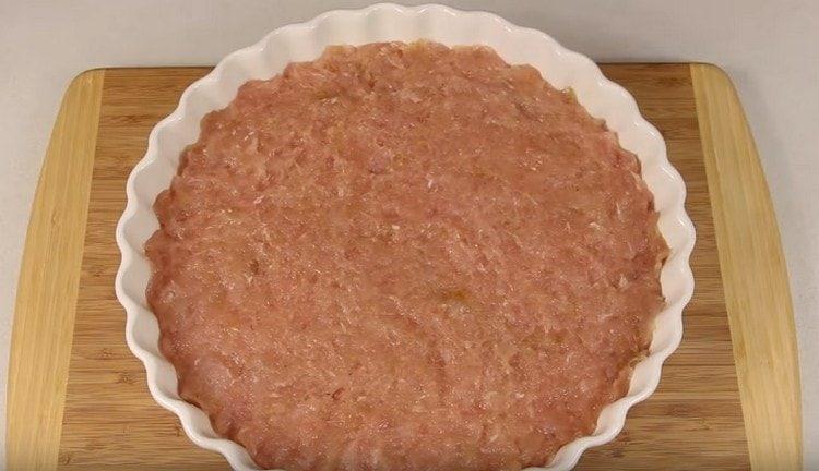 From the minced meat we make the basis of the casserole in a baking dish.