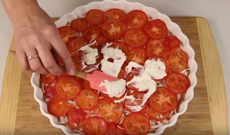 Engrasar la cacerola con una mezcla de mayonesa y ajo, poner en el horno.